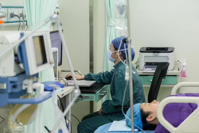 丈夫拒绝产妇无痛分娩：你们女人生孩子真费钱！