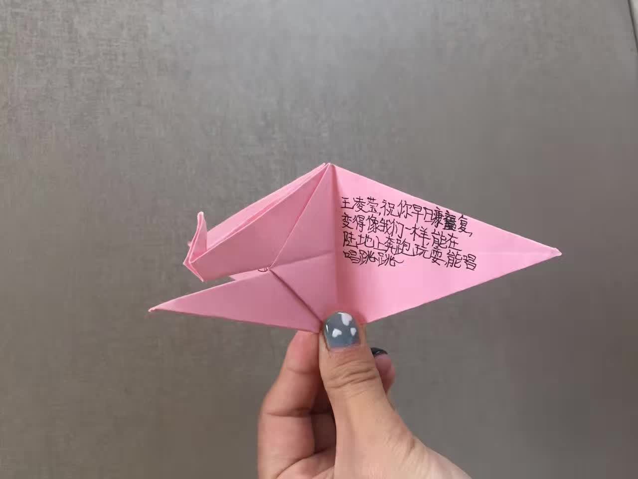 (王彩君老师拿出千纸鹤,把同学们的祝福说给小凌莹听)