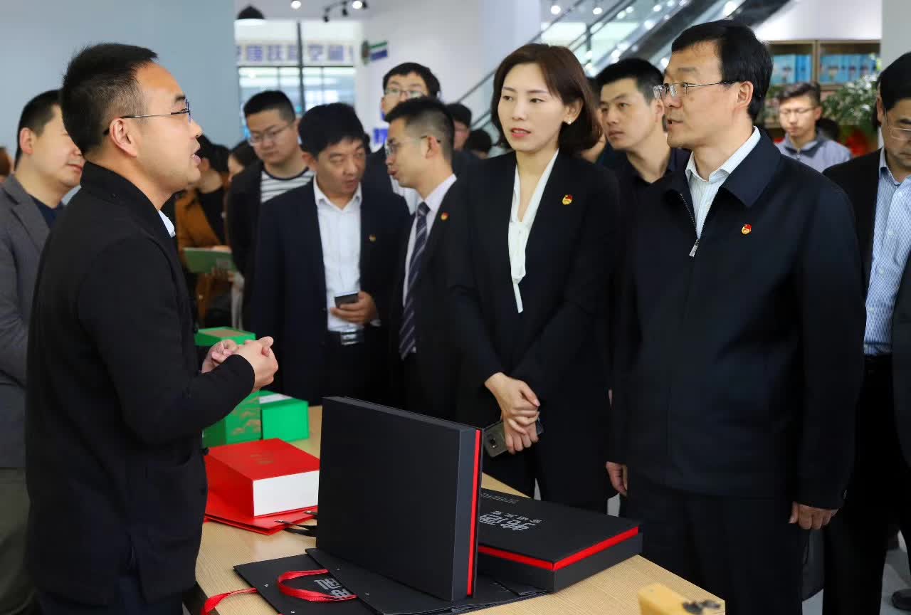 阳春三月 柳绿桃红.