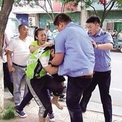 延安城管打人新视频:女城管被掴大喊"爆他头"