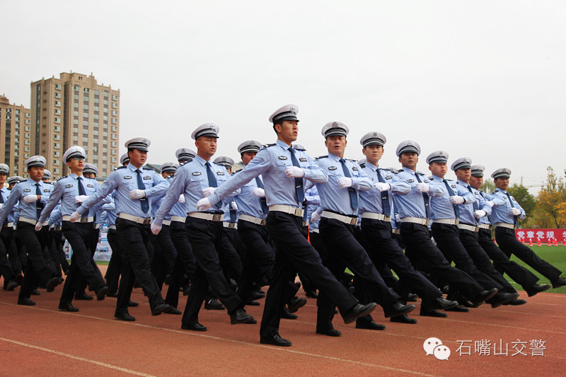 正步走的时候 那整齐划一的步调比任何声音都有凝聚力