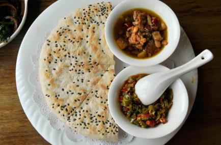 "西安肉夹馍"不放香菜 青椒是信仰!只有白吉馍和腊汁肉!