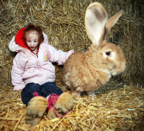 世界上最小女孩!12岁了还没兔子大