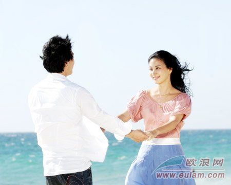 长辈“越位”帮晚辈订婚旅西侨胞称在被动的恋爱中左右为难