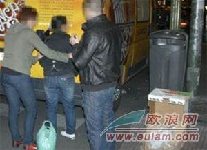 西班牙华人街头卖酒小贩遭同行排挤和警察打击