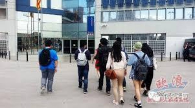 马德里巴比伦受影响学生前往报警 华人志愿者之家代表全程提供帮助