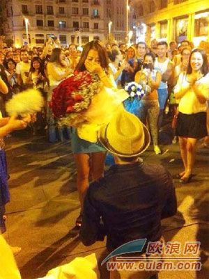 浪漫的惊喜，一国内男青年连夜奔赴马德里求婚成功