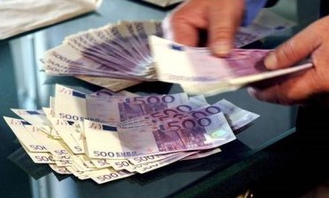 一华人男子违规携带现金出境在威尼斯机场被查
