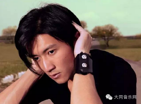 ♬谢霆锋15岁时登台演唱《真的爱你》,好青涩的少年...