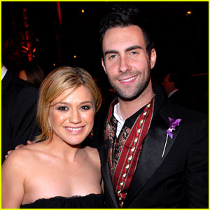 Kelly Clarkson Joins Maroon 5 for 'Moves Like Jagger' (VIDEO)