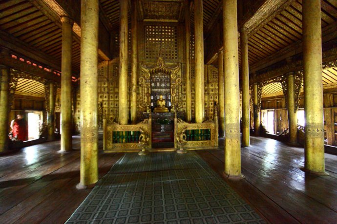 长期在水中寝泡仍然坚固入初  寺庙内部还是可以看到皇家建筑的