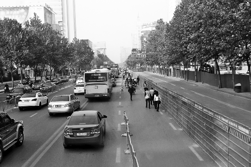 鄭州花園路圍擋施工 南向北緩慢可繞行