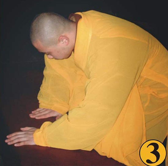 轻轻合起双掌,手指并拢,手肘自然弯曲,置于胸前约呈四十五度.