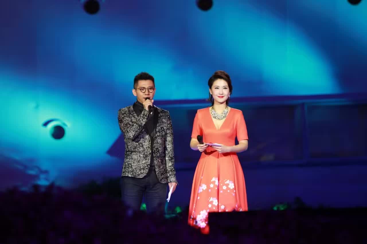 海泉基金创始人&《为梦想加速》导师胡海泉(左)与深圳卫视主持人臧