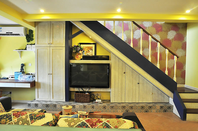 这个楼梯作为电视背景墙也很和谐