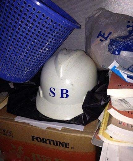 坑爹啊!这个安全帽叫人怎么戴啊!