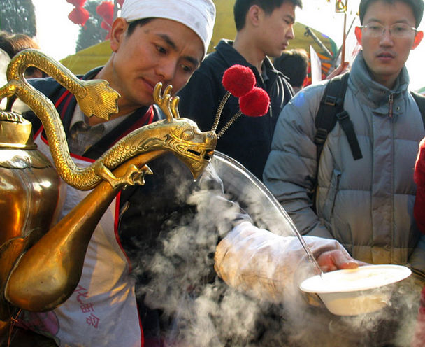 先把茶汤原料在碗内调好,放好糖与桂花卤;然后再在高大,体重的铜壶中