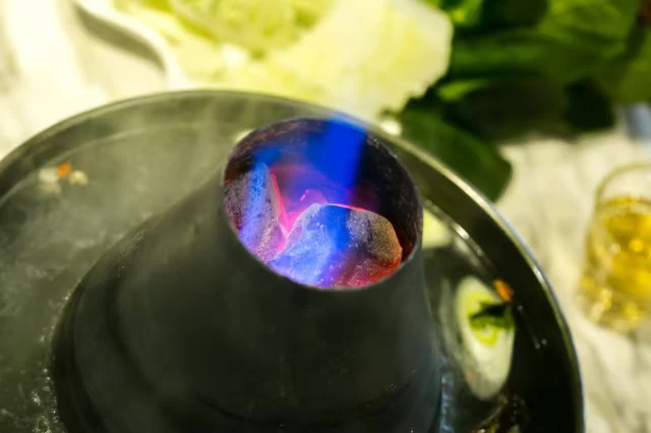 化学老师告诉我们,铜在燃烧时的火焰呈蓝绿色.
