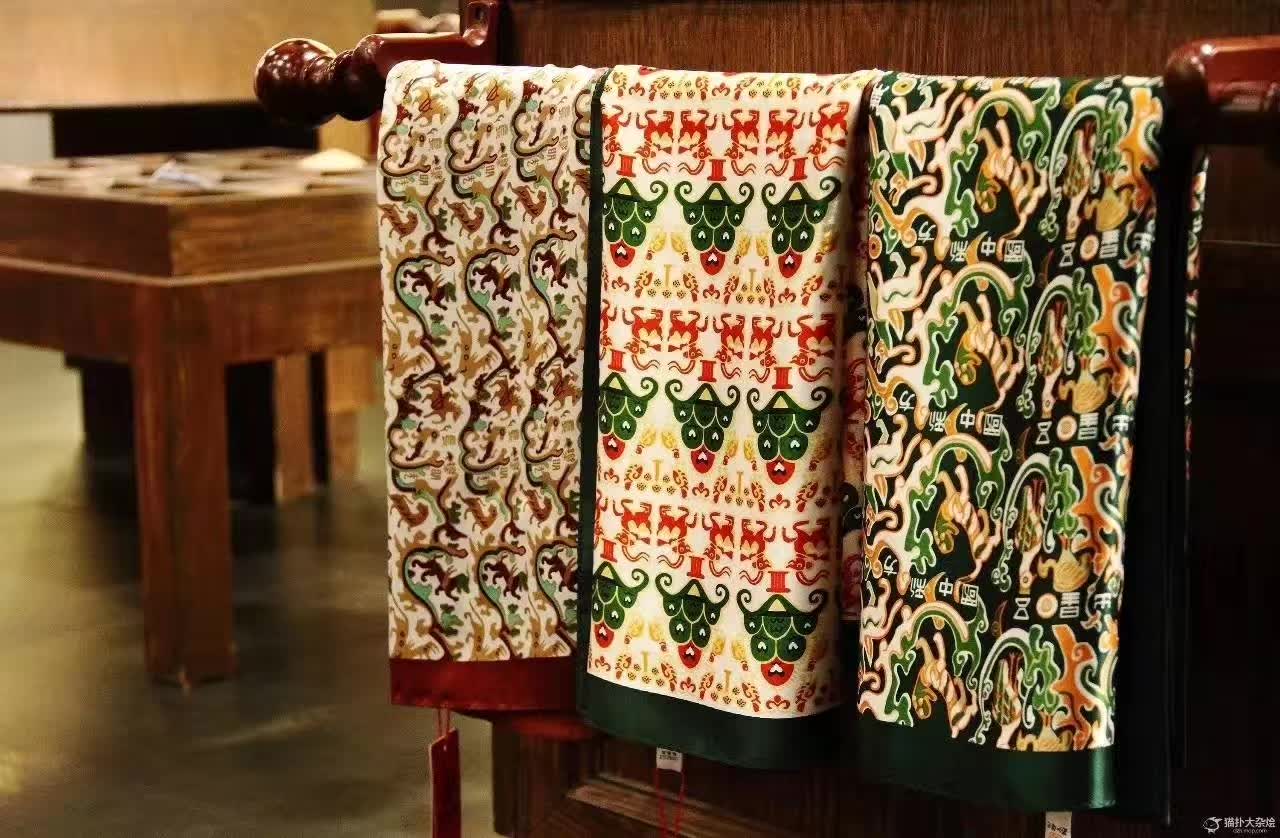 蜀锦代表作品民族锦 民族锦一般采用多色彩条嵌入金银丝织成,多用於