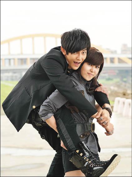 汪东城左耍冷要扮演女警的蔡芷纭右背他八