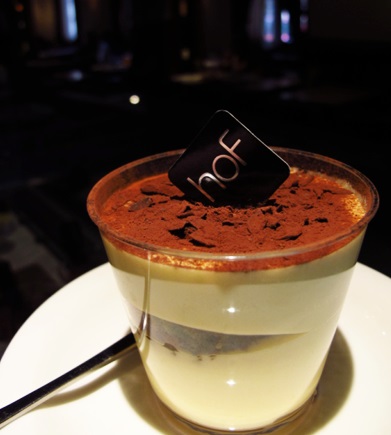 口味层次丰富,甜香滑润,其中的手指饼干浸透了咖啡酒,轻咬一口则溢出